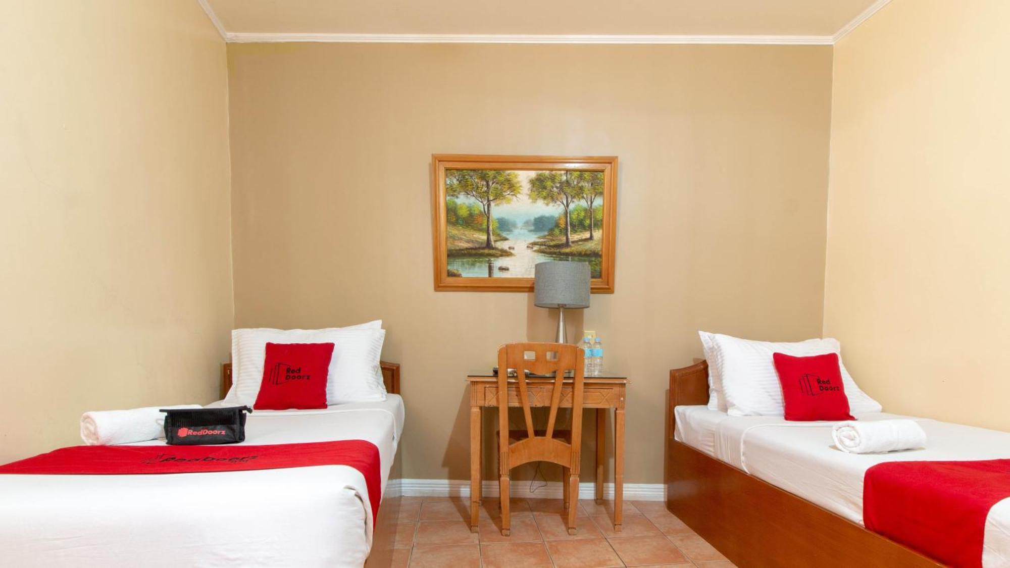Reddoorz @ Downtown Tacloban Hotel Exterior photo